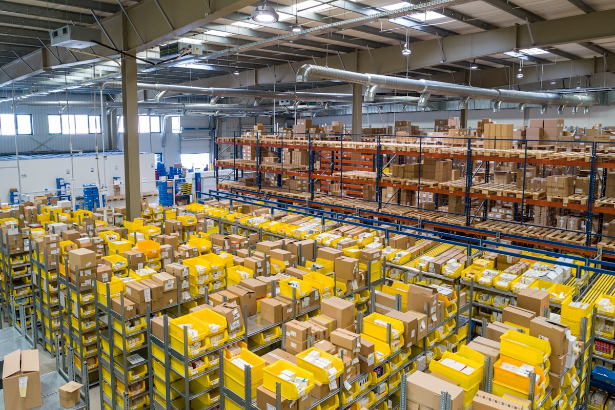 Automated parcel logistics warehouse